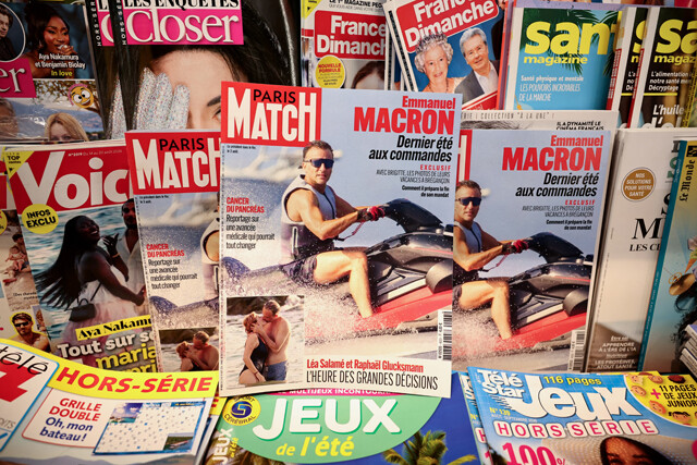 夏休み中、水上バイクを楽しむ仏マクロン大統領を表紙にした雑誌『Paris Match』。猛暑や山火事が続く中での一枚に、野党から「フランスが燃えているときに大統領は水上バイクか」と批判が噴出