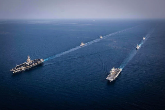 紅海を航行する仏軍フリゲート艦・フォルバン、伊軍空母・カヴール、米軍空母など。マンデブ海峡の危機を受け、欧州も軍事的な関与を強めている