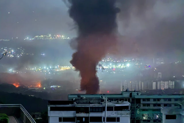 首都カラカス市街の複数地点で爆発が発生し、黒煙が立ち上った。この作戦による米軍側の死者はゼロだった一方、ベネズエラ政府は「100人死亡」と発表している