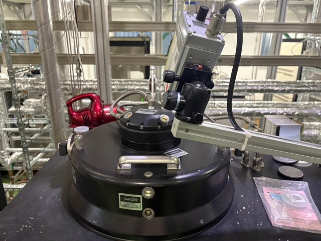 メタンガスを入れた容器に放電現象を起こして、人工ダイヤモンドを作る気相合成法に用いる装置。この方法だと、粒ではなく板状のダイヤモンドができる