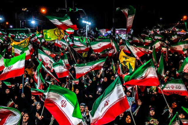 イラン国内で行なわれた政府主催の集会。イラン政府は、ホルムズ海峡で船舶から徴収しているのは通航料ではなく航行サービス料だと説明している