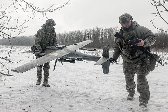 現代戦では民生品のドローンも攻撃連携や捕捉・観測に用いられる。「殺傷」「非殺傷」という区分は成立しにくくなっている