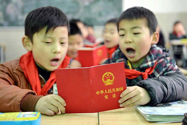 初の憲法記念日となった2014年12月4日、大きな声で音読しているであろう中国の小学生