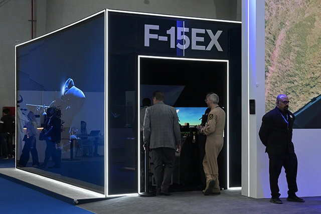 今年2月の国際防衛装備品展示会での米ボーイング社のF-15EXのブース。サウジはすでにF-15系列を運用しており、同社関係者も売り込みに意欲を見せていた
