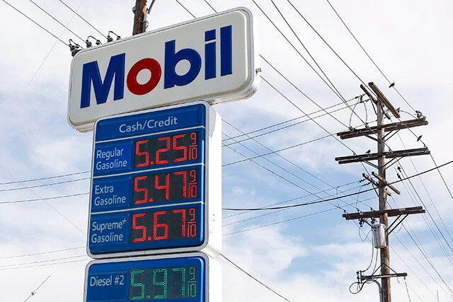 中東情勢の緊迫を受け、米ロサンゼルスのガソリン価格は1ガロン5ドルを突破。原油輸送の要衝であるホルムズ海峡の封鎖は、いずれ日本にも大きな影響を及ぼす