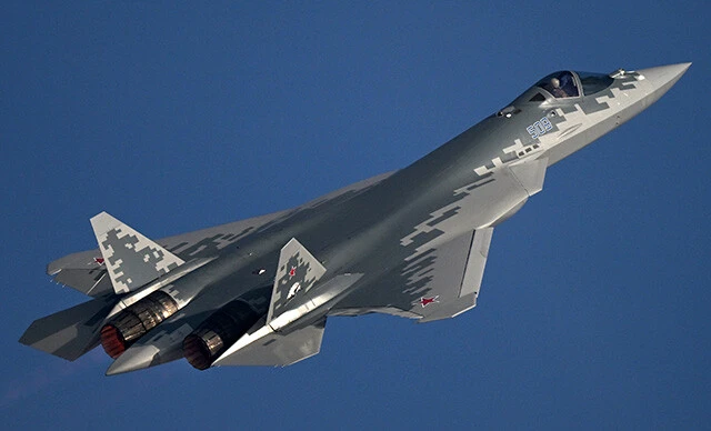 Su-57はロシアの第5世代ステルス戦闘機。ウクライナ戦争の制裁でロシアの防衛輸出は逆風下にあるが、＂米中以外の選択肢＂として存在感を示そうとしている