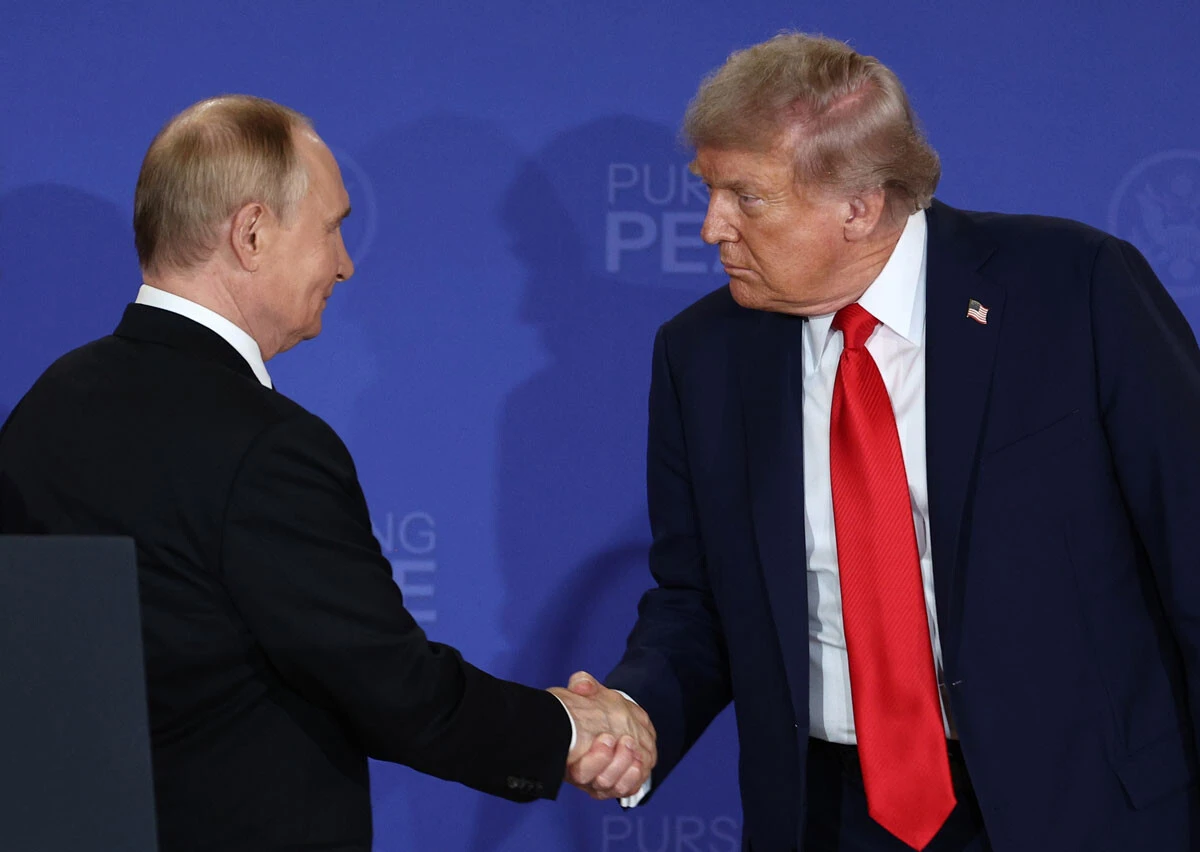 去年8月、アラスカで仲良く会談したトランプとプーチン。電話で色んな事を話し合う親友である（写真：EPA＝時事）