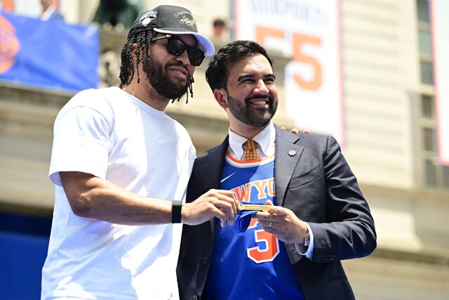 53年ぶりにNBAを制覇したニューヨーク・ニックスの祝勝会の様子。マムダニ市長と同チームのエース、ジェイレン・ブランソン（左）
