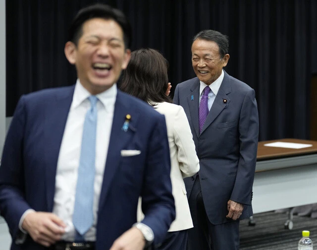 自民党の有志議員が設立した「国力研究会」の初会合の様子。麻生太郎副総裁（右）と小林鷹之政調会長（手前）
