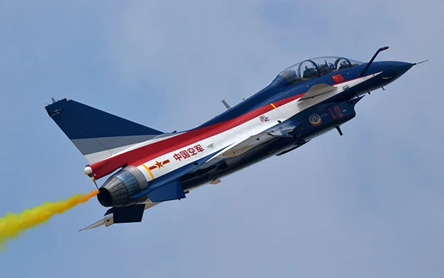 J-10はパキスタン空軍も運用する中国製戦闘機。2025年の印パ空戦では輸出型のJ-10CEが活躍。欧米機より安い上に実戦で使えると評価を上げている