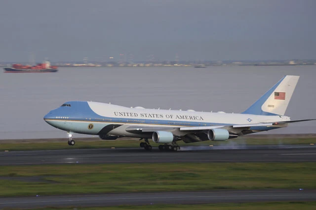 有事の際には米国大統領と首脳側近は全力でこの「エアフォースワン」に乗って空中に避難する。「終末の日に飛ぶ飛行機」と呼ばれていて、核戦争が発生した時に米軍の軍事指令センターとして機能する（写真：共同）