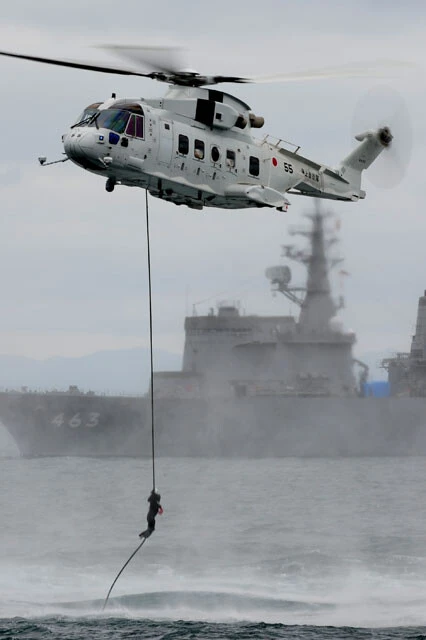 海自掃海部隊は、水中処分員（ダイバー）が、ヘリやボートで投入して機雷に処分する方法を得意とする（写真：柿谷哲也）