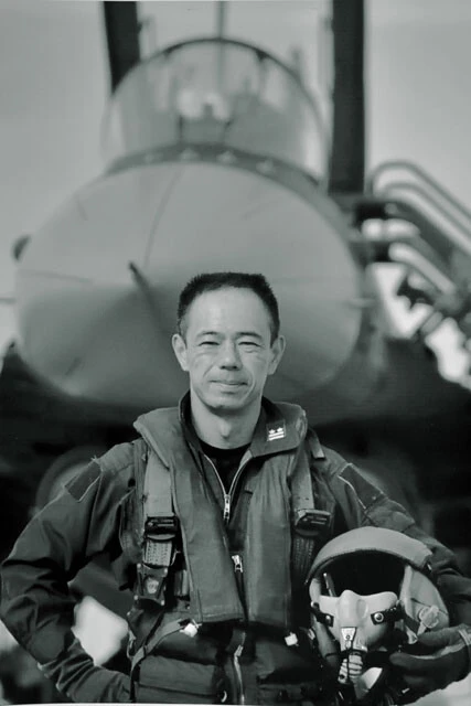 現役時代の伊藤哲第三飛行隊長、愛機のF-2戦闘機前で