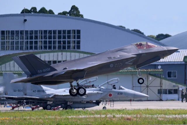 空自の現在の主力F35Aが離陸。その下に老兵F15の姿が見える（写真：柿谷哲也）