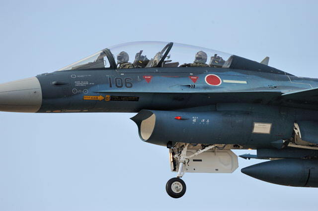 F2Bは前後に二人乗る複座。写真の106号機は通称「マルロク」と呼ばれ、流された18機から最初に蘇る翼となった機体。今も元気だ（写真：柿谷哲也）
