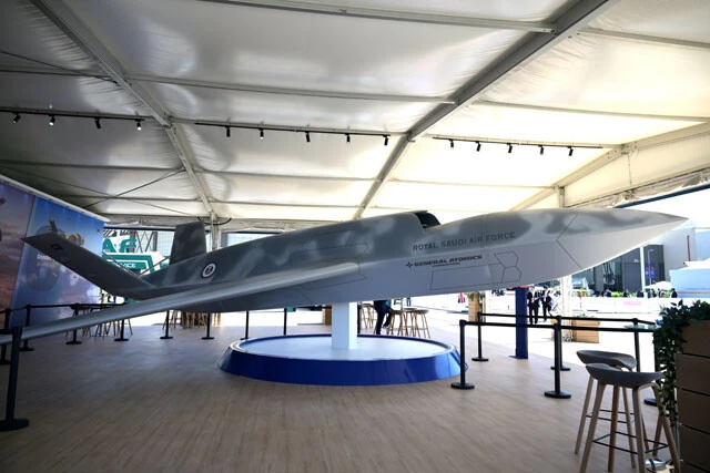 F35Aに随伴する無人戦闘機YFQ-42A「ダークマリーン」。空対空ミサイルの運搬と発射が可能。日本空自のスクランブル機不足を補えるか？（写真：柿谷哲也）