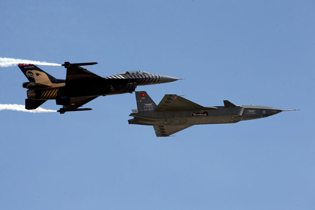 トルコ製無人随伴機のバイラクタル クズルエルマ（写真右）。左側に随伴して飛ぶF-16戦闘機を模擬戦闘で撃墜している（写真：バイラクタル社）