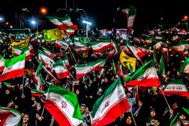 イラン国内で行なわれた政府主催の集会。イラン政府は、ホルムズ海峡で船舶から徴収しているのは通航料ではなく航行サービス料だと説明している