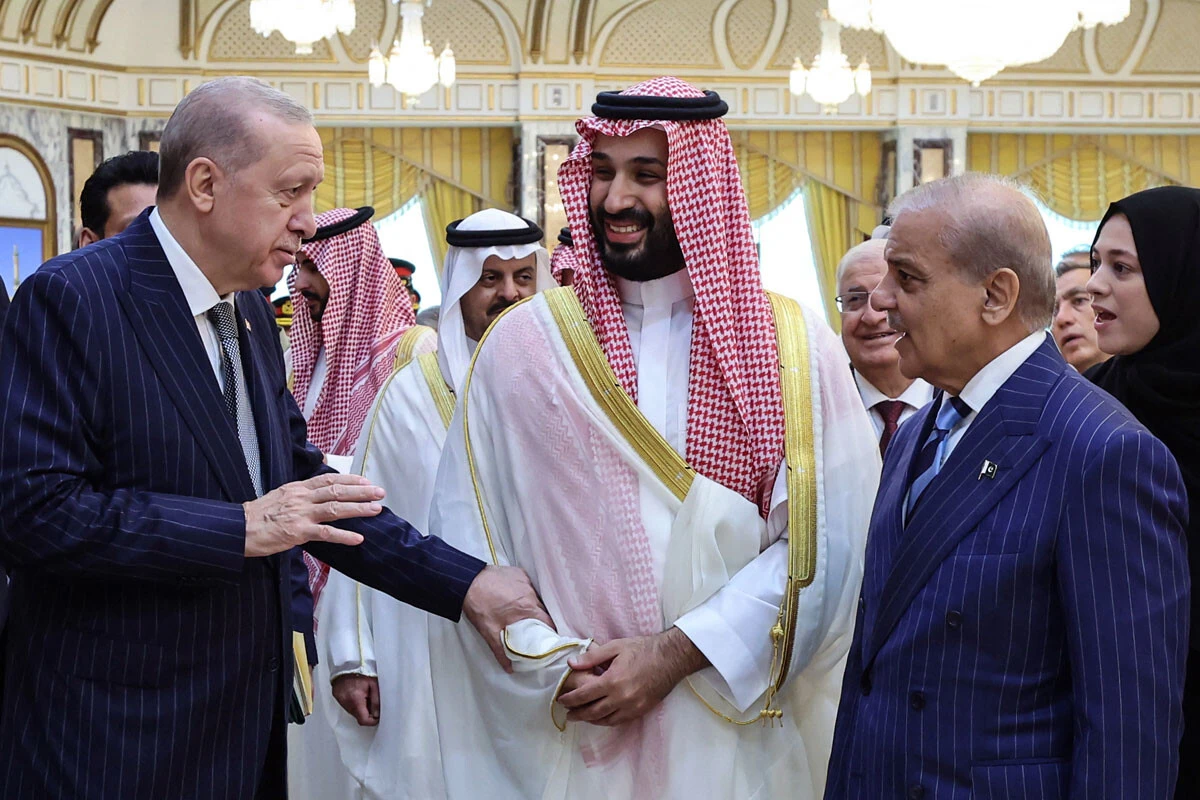 左からトルコのエルドアン大統領、サウジのムハンマド皇太子、トルコ・シャリフ首相。9月7日に3名はサウジで「メッカ共同防衛協定」に署名した（写真：AFP＝時事）