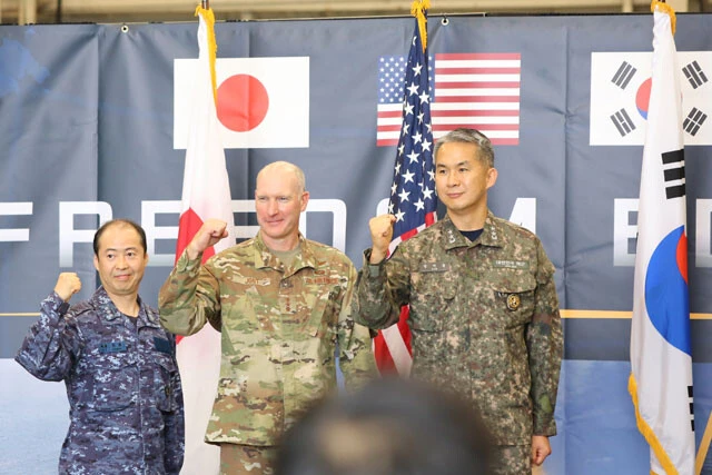 東シナ海で対中国を念頭にした米韓日合同演習を開始した（写真：時事）