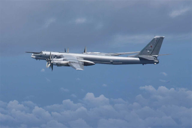 中露爆撃機4機は、中国軍戦闘機の警護を受けて、宮古海峡から左旋回、四国沖まで 武力誇示飛行をした（写真：撮影航空自衛隊　提供：防衛省 統合幕僚監部）
