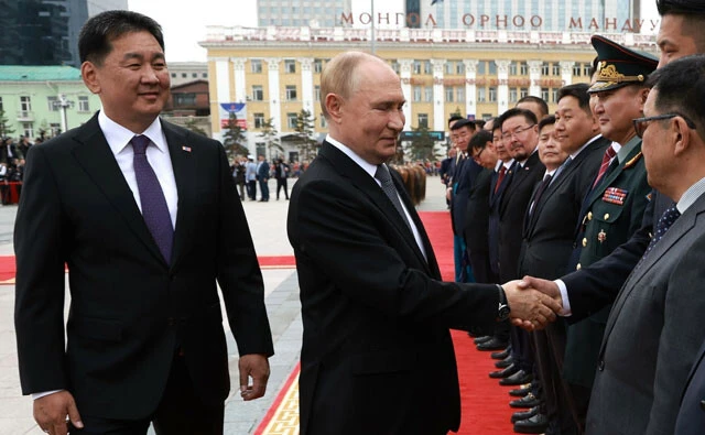 2024年9月3日、モンゴルを公式訪問したプーチン大統領と（中央）、同国のフレルスフ大統領（左）。モンゴルは逮捕状の出ているプーチン氏を逮捕しなかった