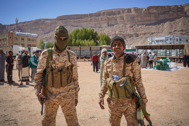 サウジアラビアの支援を受けるイエメン暫定政府軍の兵士たち。同軍は長年内戦が続くイエメンで、親イラン武装組織フーシ派と対立している