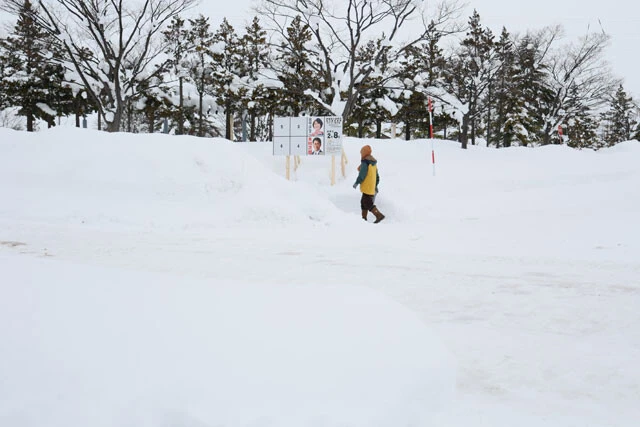 青森県の雪の中に設置された衆院選のポスター。2月の衆院選は1990年の海部俊樹政権時以来、36年ぶり