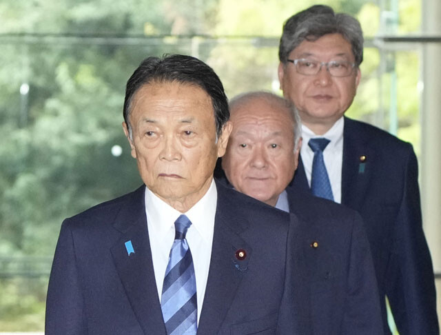 「高市首相を寝かせてくれない人」になりそうな、麻生太郎自民党副総裁（手前）と鈴木俊一幹事長（中）