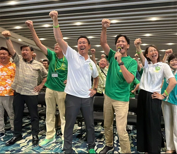 過去最年少で沖縄県知事となった42歳の古謝玄太氏（写真中央） 