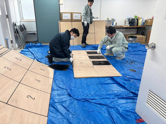 寝屋川市の職員らが選挙掲示板を手作りする様子。すべての業者に断られたため、自分たちで作るしかなかったという