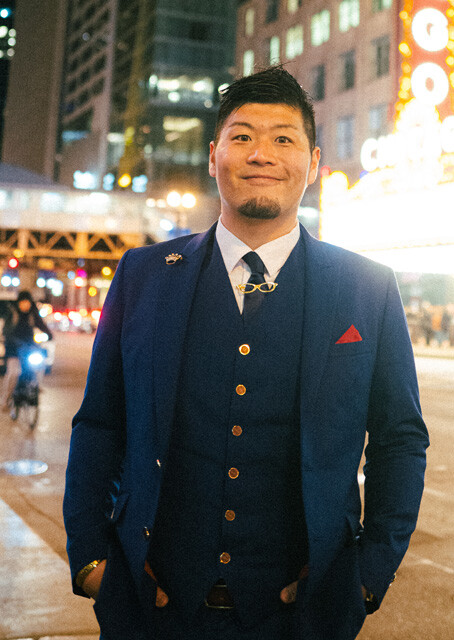 Saku YANAGAWA　1992年生まれ。アメリカ・シカゴで活動する日本人スタンダップコメディアン。シカゴのクラブにレギュラー出演しながら、全米でツアー公演を行なう。2021年、フォーブス・アジア「世界を変える30歳以下の30人」選出。著書に『スタンダップコメディ入門』（フィルムアート社）や『どうなってるの、アメリカ！』（大和書房）ほか。公式Instagram【@saku_yanagawa】