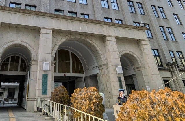 財務省内には赤字国債の圧縮などのため、政府の大規模財政出動に対する忌避感を示す声は根強い