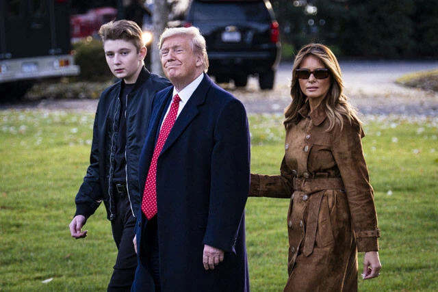 2019年11月、父トランプ、母メラニアとホワイトハウスを出る当時13歳のバロン。幼い頃からメラニアがメディアへの露出を慎重に管理してきた