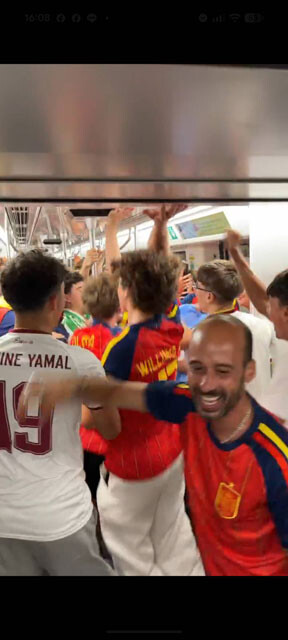 スペイン代表のW杯優勝が決まった深夜の地下鉄。ユニフォームや国旗をまとったサポーターがあふれ、跳びはねながら歌って祝っていた