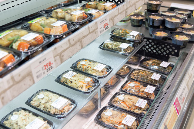 惣菜を入れるトレーにも影響は必至だ（画像は惣菜売り場のイメージ）