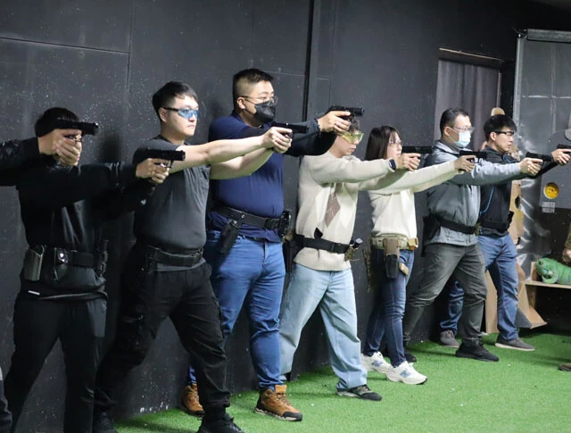 「全民国防射撃教育中心」での鎮圧銃を用いた射撃フォームの訓練。実際に撃つと、徴兵経験がある男性は意外とすぐ的に当てていた