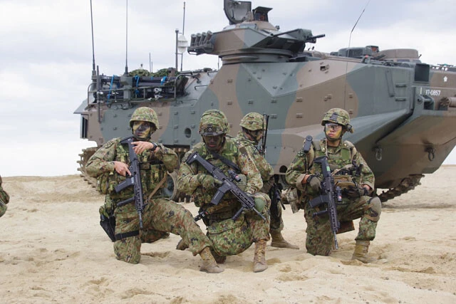 写真の陸自水機団と普通科連隊が事前配置され、中国軍を迎撃する（撮影：統合幕僚監部）