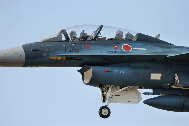 F2Bは前後に二人乗る複座。写真の106号機は通称「マルロク」と呼ばれ、流された18機から最初に蘇る翼となった機体。今も元気だ（写真：柿谷哲也）