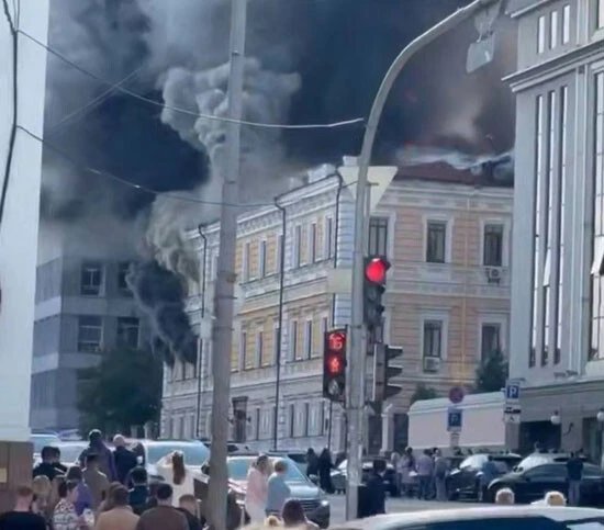 ロシアによる9月28日のキーウ爆撃では、9人が死亡し、80人以上が負傷した。自爆ドローンが直撃して炎上する科学アカデミー（飯柴氏撮影）