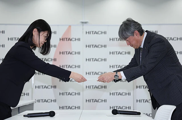 日立労組は2月19日、過去最高を上回る月1万8000円のベアを要求。同社の滝本晋執行役常務（右）は「前向きに検討したい」と回答した