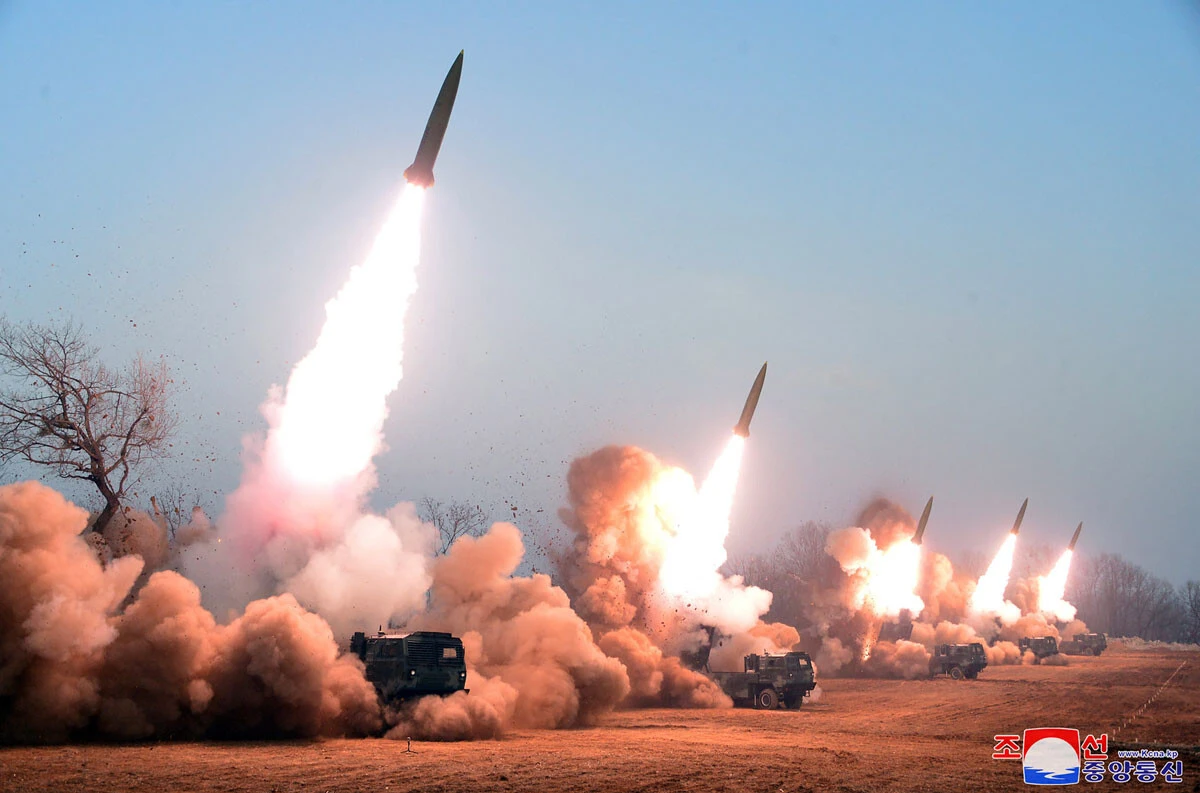 北朝鮮ミサイル部隊はロシア軍の要請でウクライナ最前線に展開。実戦経験を積んで腕を上げている。しかし、将軍に一大事が......（写真：AFP＝時事）