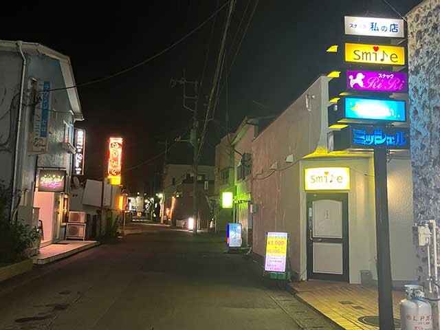 簗氏のお膝元、大田原市の飲み屋街。3軒を飲み歩いたが、店主も客も今回の発言には辛辣。地元でさえ、簗氏を擁護する声はほとんど聞かれなかった