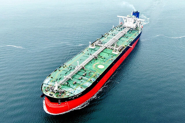 3月18日、輸入原油を荷揚げし外洋に向かうタンカー（中国青島市沖）