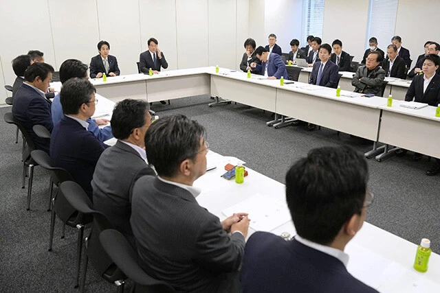 高市内閣が設置した国民会議で、食品消費税減税の財源や開始時期といった細かな制度設計が議論されている。写真は実務者会議