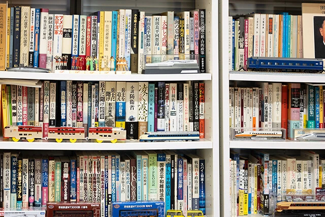 本棚には読者家の石破さんらしい多彩なジャンルの本が並んでいる