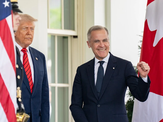 カナダのマーク・カーニー首相（右）。休みの日には、公式スケジュールに「Personal Day（個人的な日）」とはっきり示すことも。学生時代から打ち込んでいるアイスホッケーをたしなむ日もあるという