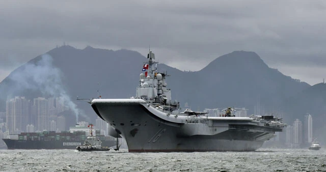 中国海軍艦艇に妨害や挑発を行なったように中国で報道された自衛隊の空母「遼寧」