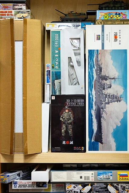 ミリタリー関連のプラモなどがびっしり詰められた石破さんの国会事務所の収納棚。戦艦や戦車、さらに自衛官のフィギュアもあった
