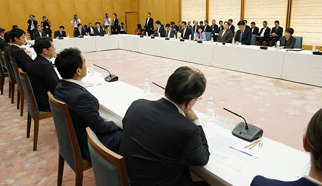 7月29日、首相官邸で開かれた社会保障国民会議の様子